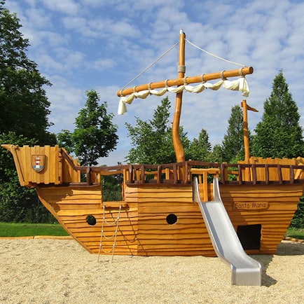 Das Foto zeigt ein Spielgerät in Form einer Hansekogge.