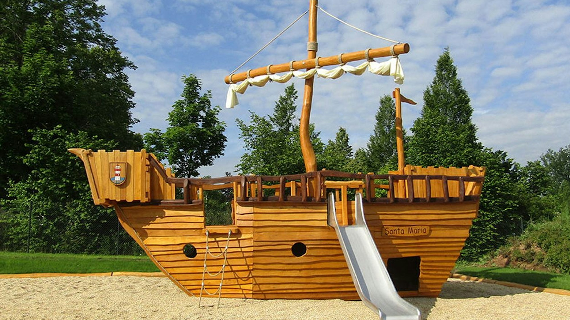 Das Foto zeigt ein Spielgerät in Form einer Hansekogge.