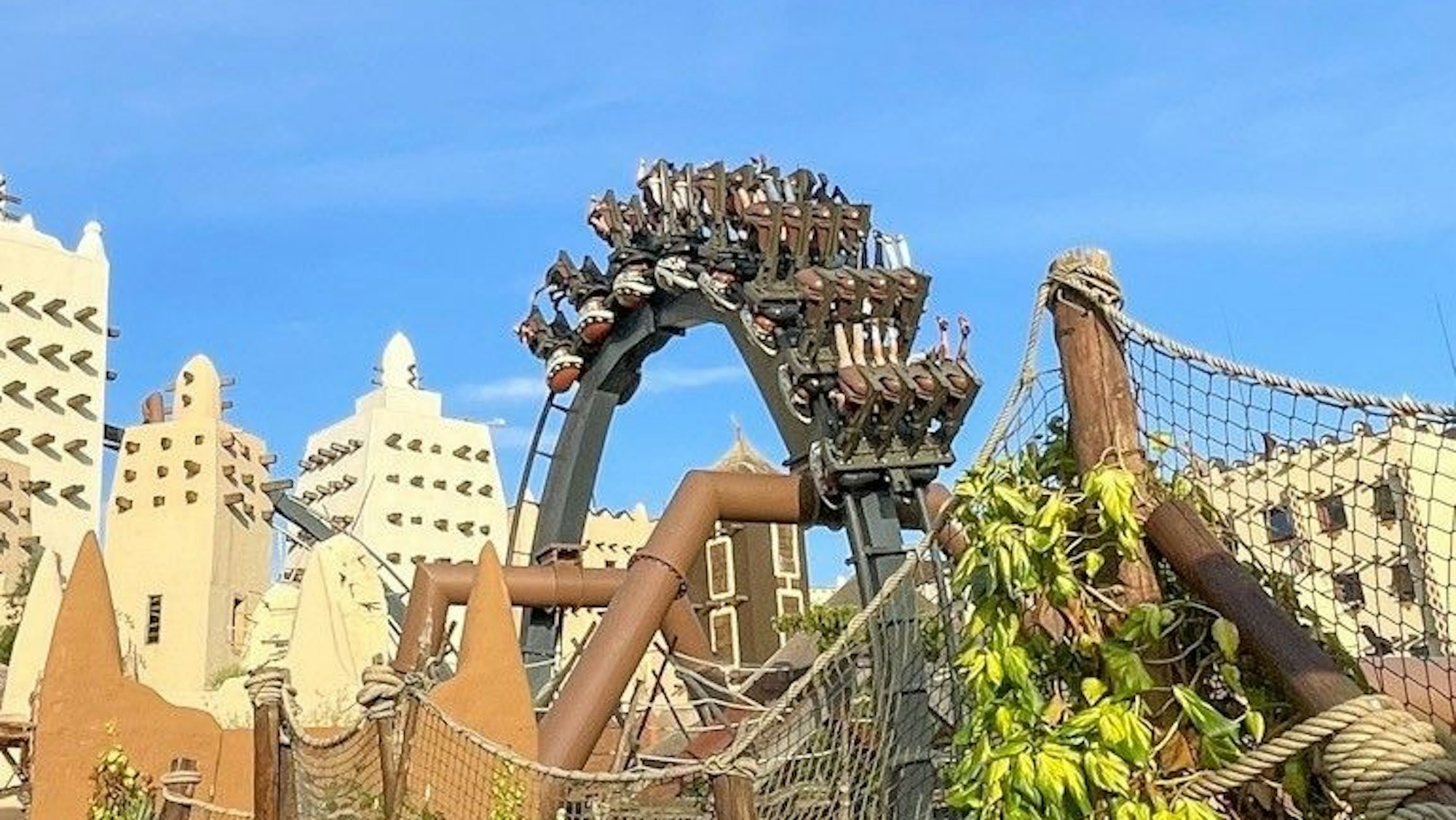 Fahrgäste in der Achterbahn Black Mamba im Phantasialand.