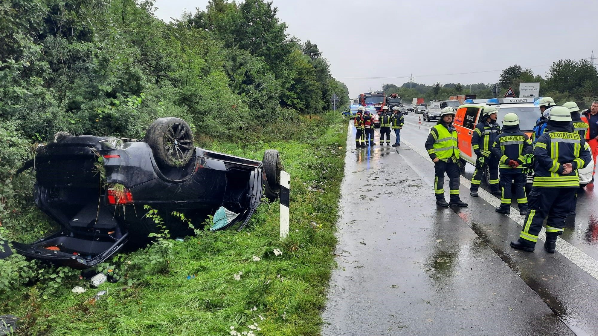 Bei einem Unfall auf der A3 in Fahrtrichtung Köln hat ein BMW-Fahrer bei einem Alleinunfall mehrmals überschlagen.