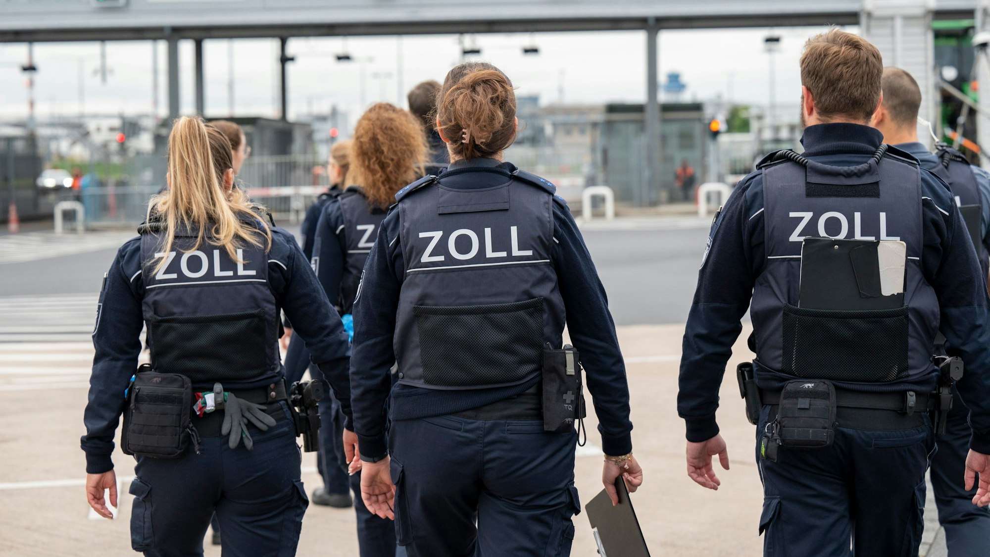 Das Symbolfoto zeigt Zollbeamte am Köln-Bonner Flughafen