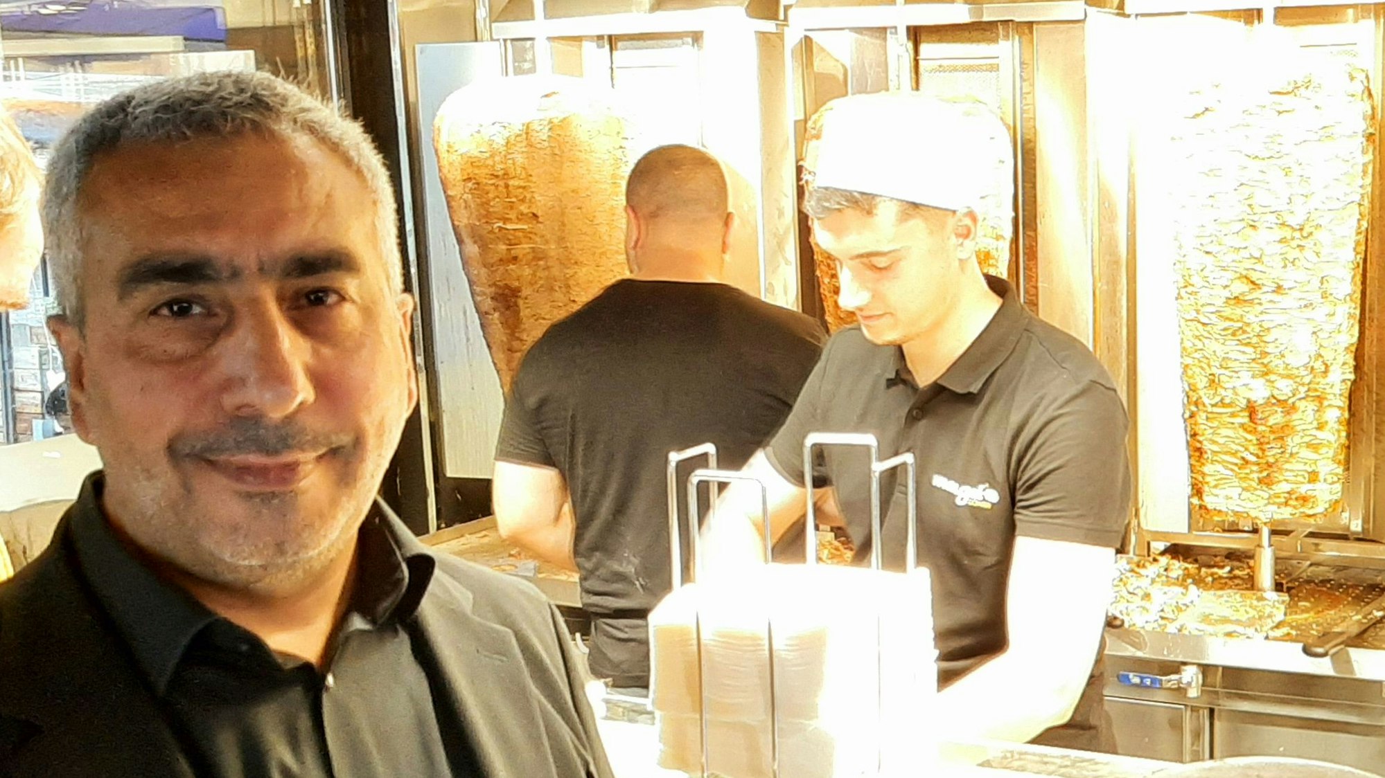 Neueröffnung des „Mangal“-Dönerladens an der Kölner Straße in Leverkusen-Opladen. Inhaber ist Salih Dag aus Köln.