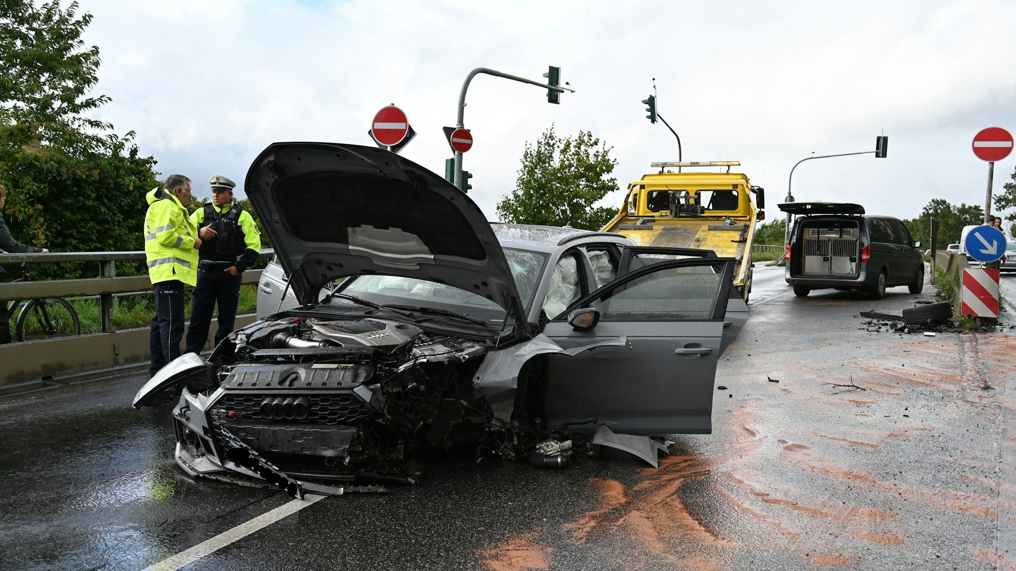 Ein stark beschädigtes Auto steht auf einer Straße.