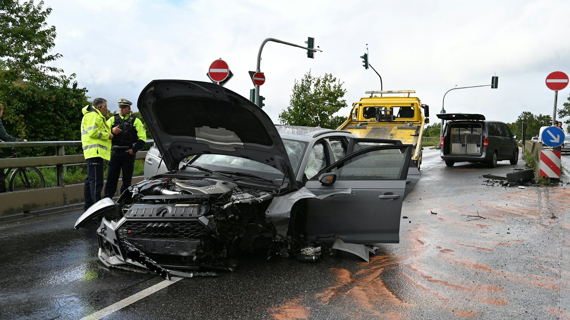 Ein stark beschädigtes Auto steht auf einer Straße.