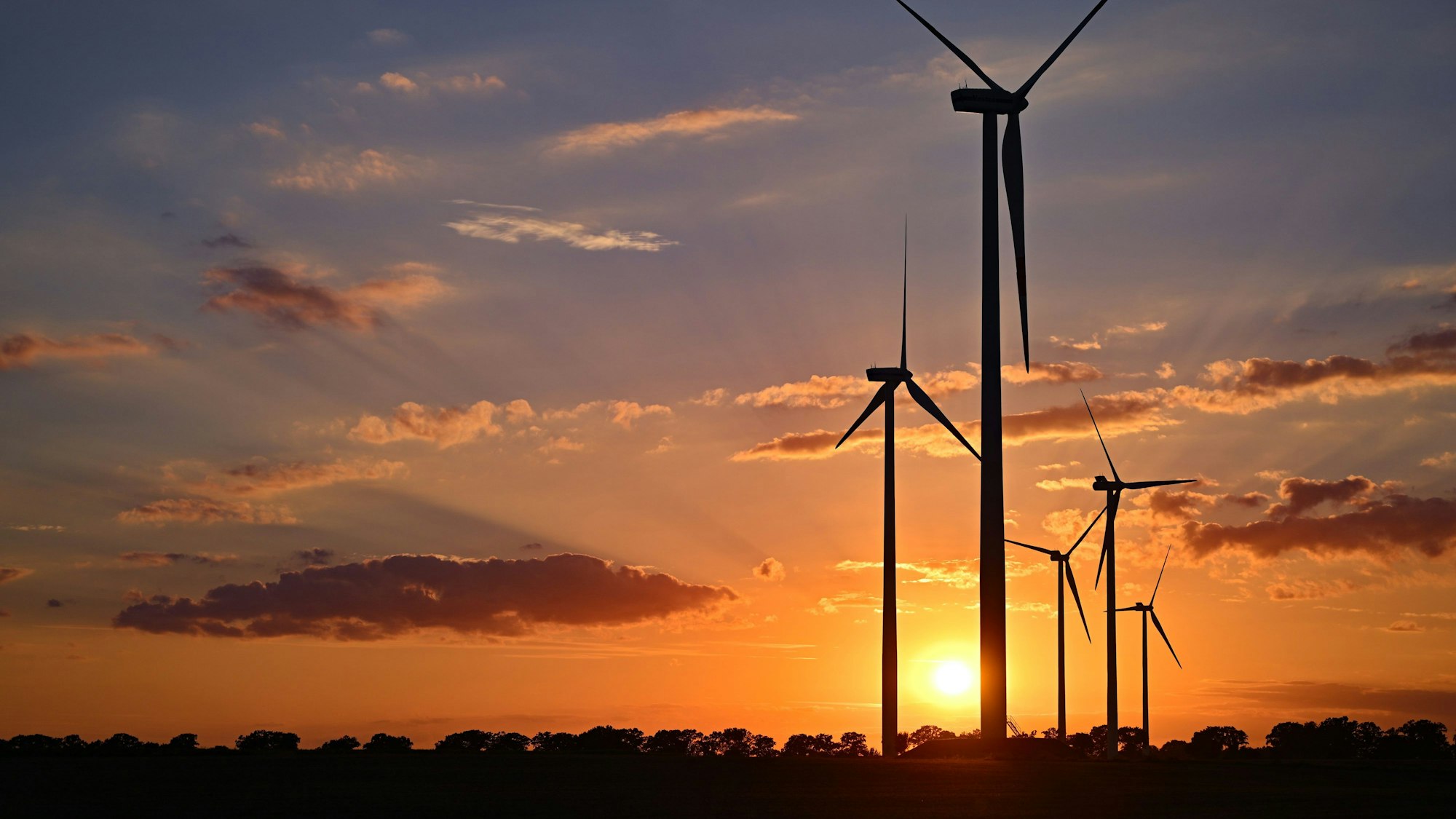 Sonnenuntergang über einem Windenergiepark