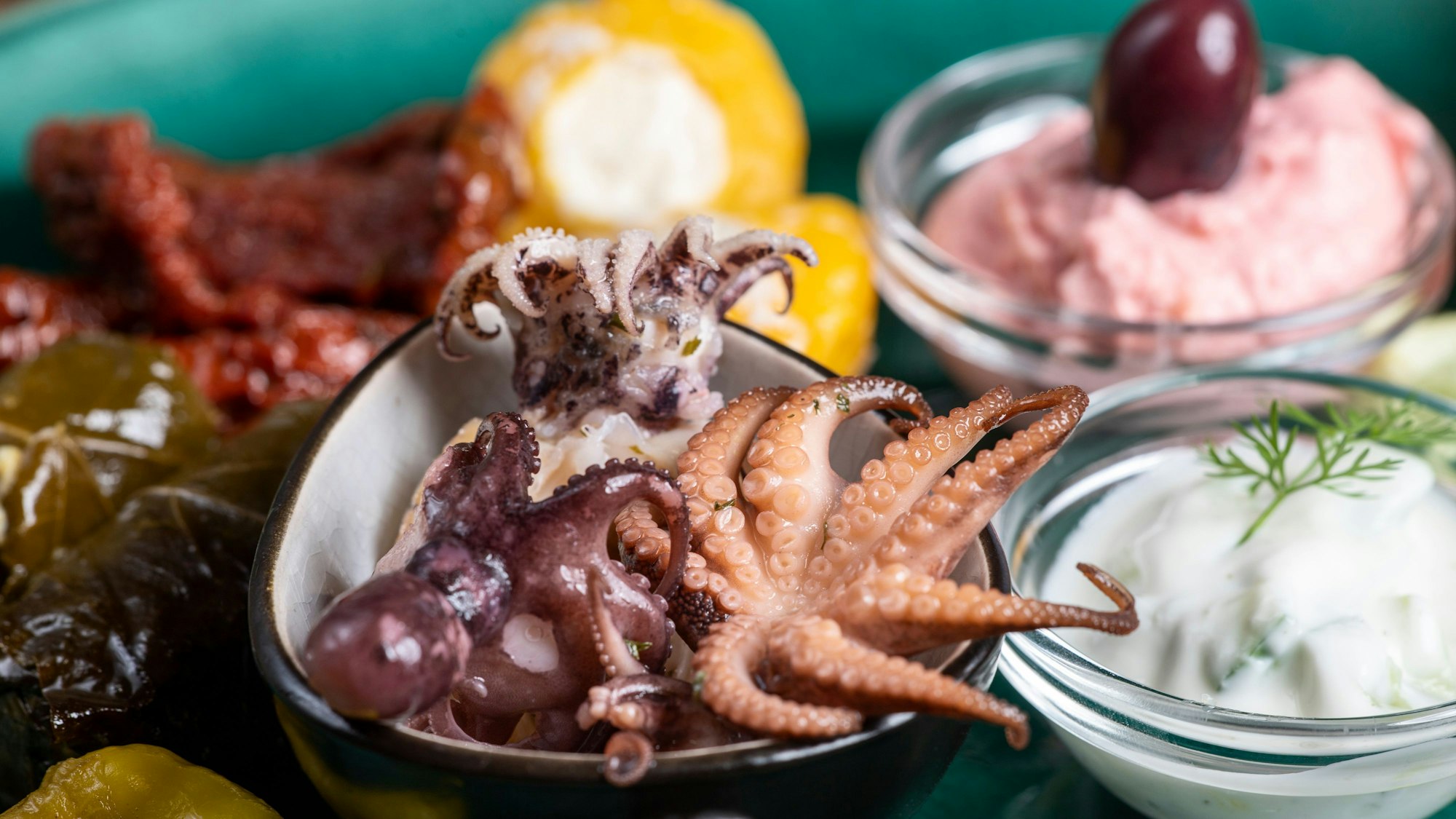 Griechische Vorspeisen bestehend aus Oktopus und verschiedenen Dips.