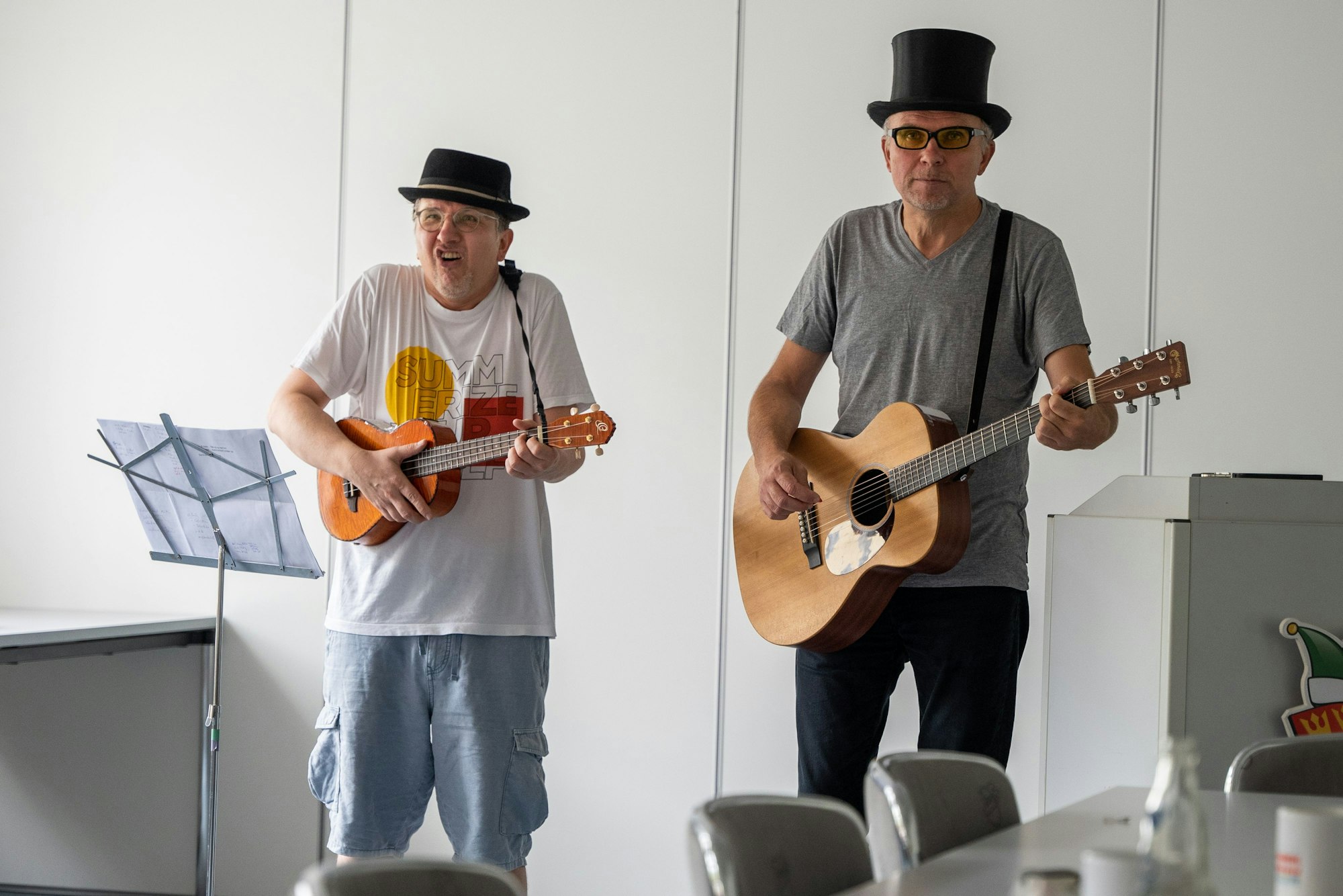 Das Sänger-Duo „Zwei Hillije“ aus Bernd und Wolfgang Löhr testet sein neues Programm aus.