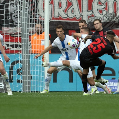 Leverkusens Exequiel Palacios erzielt das Tor zum 2:1.