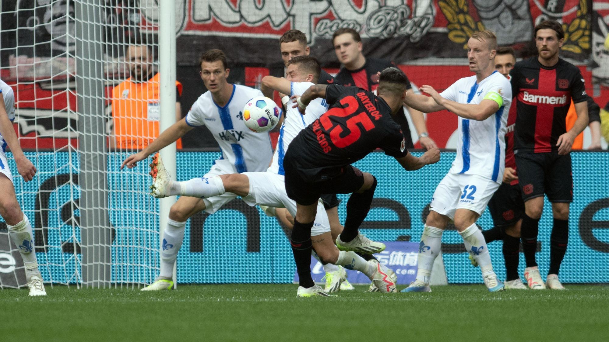 Leverkusens Exequiel Palacios erzielt das Tor zum 2:1.