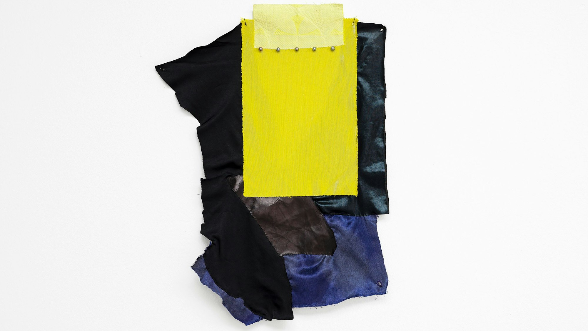 Anna Virnich: Gauge Your Fears, 2023. Werkstoffe: Latex, Spitze, Satin (chloriert), Polyester, Baumwolle, Garn.