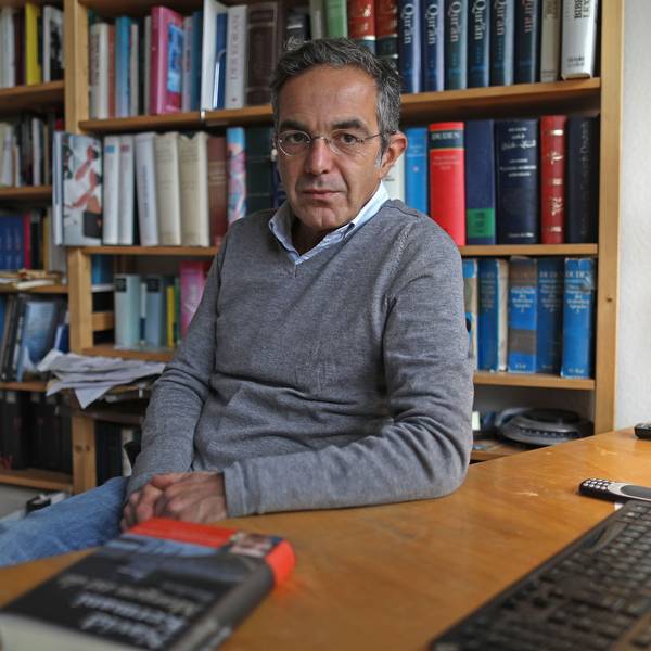 Navid Kermani, Schriftsteller, sitzt in seinem Arbeitszimmer.