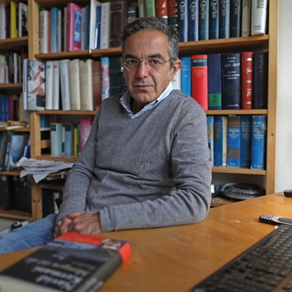 Navid Kermani, Schriftsteller, sitzt in seinem Arbeitszimmer.