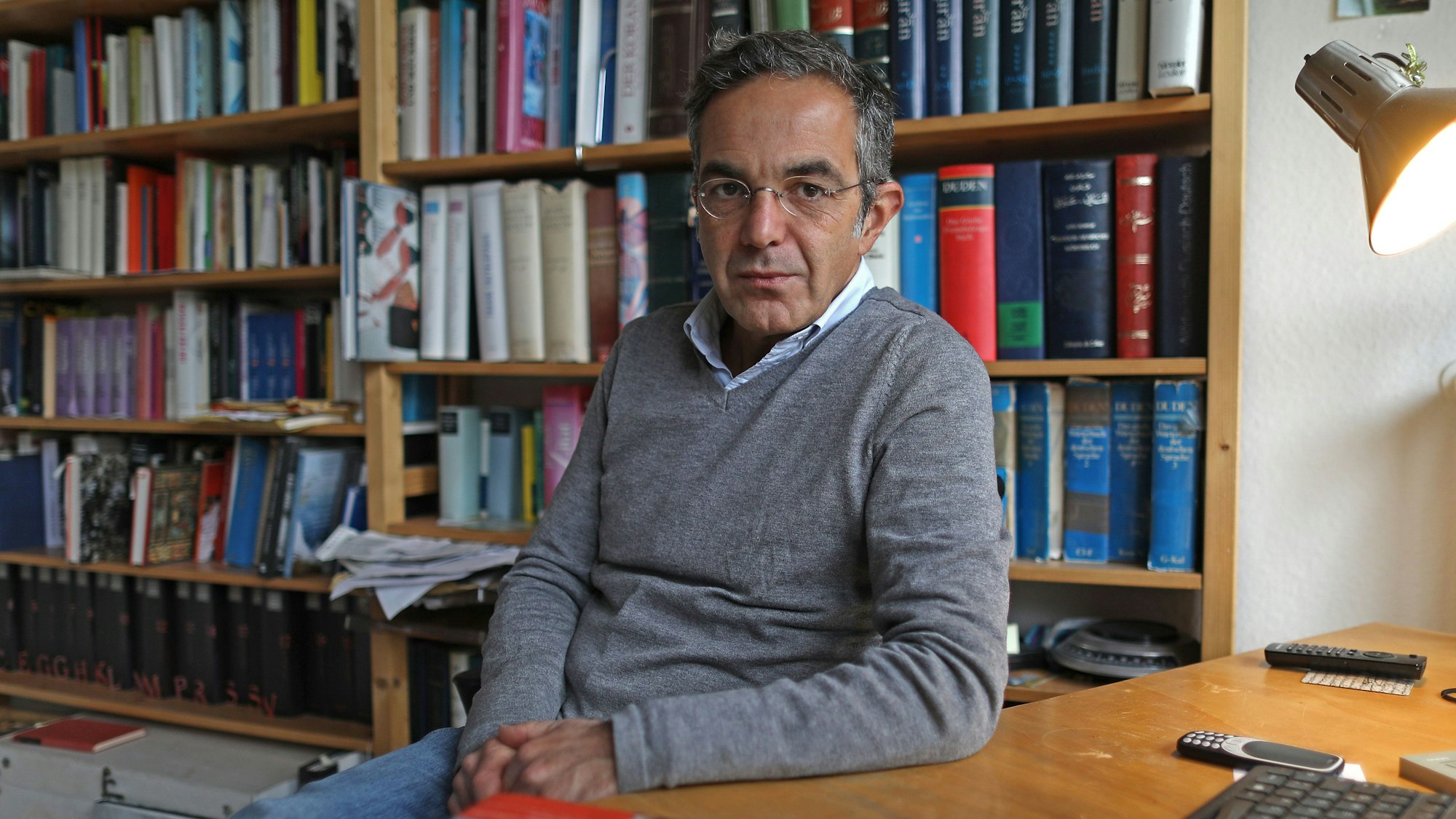 Navid Kermani, Schriftsteller, sitzt in seinem Arbeitszimmer.
