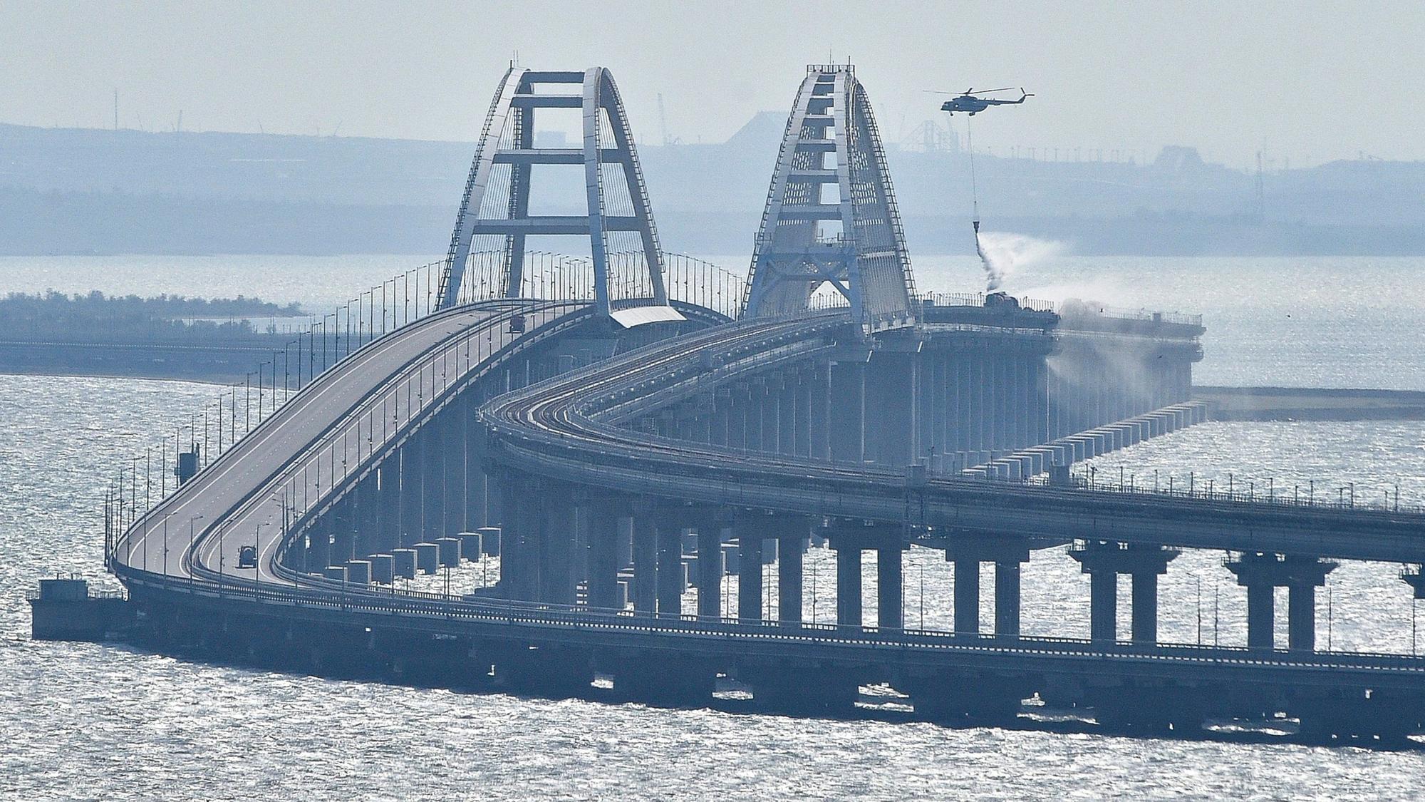 Ein Hubschrauber wirft Wasser ab, um ein Feuer auf der Krim-Brücke zu löschen. Die Ukraine hat das illegal errichtete Bauwerk bereits mehrfach attackiert, jedoch bisher nicht zerstört. (Archivbild)