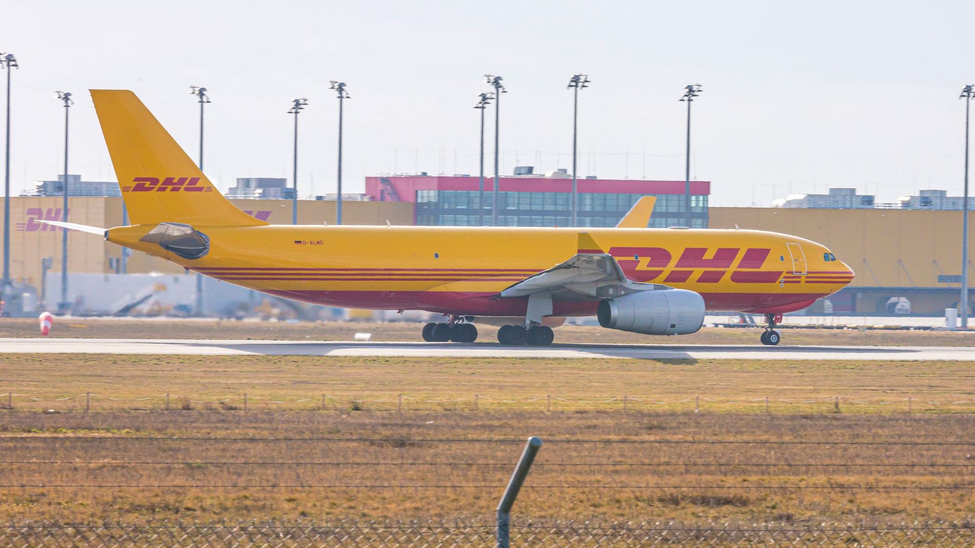 Ein Airbus 330, eingesetzt als Frachtflugzeug für das Logistikunternehmen DHL, steht auf dem Rollfeld des Flughafens Leipzig. (Symbolbild)