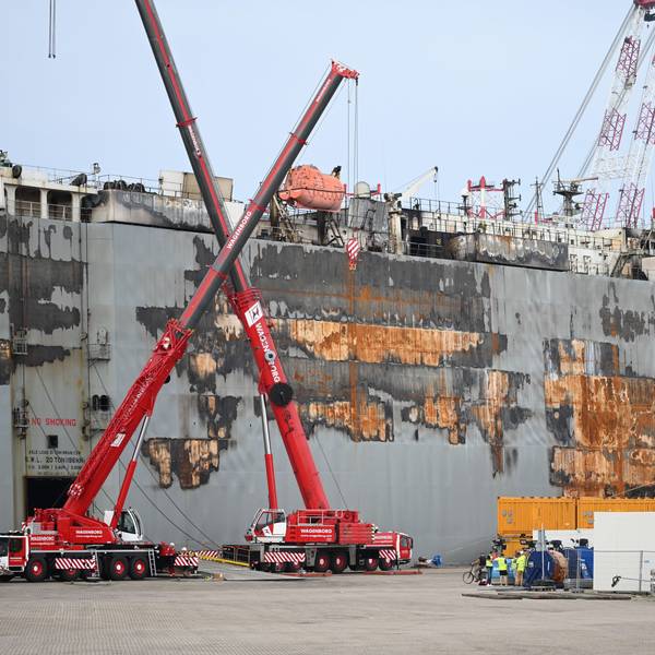 Mehrere Kräne stehen vor dem havarierten Nordsee-Frachter „Fremantle Highway“, der im Wattenmeer vor Ameland in Brand geraten war. Das Frachtschiff liegt seitdem im Hafen von Eemshaven in den Niederlanden.