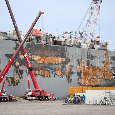 Der schwer beschädigte Autofrachter „Fremantle Highway“ steht im Hafen von Eemshaven an der Nordsee. Er war im Wattenmeer vor den Niederlanden in Brand geraten.