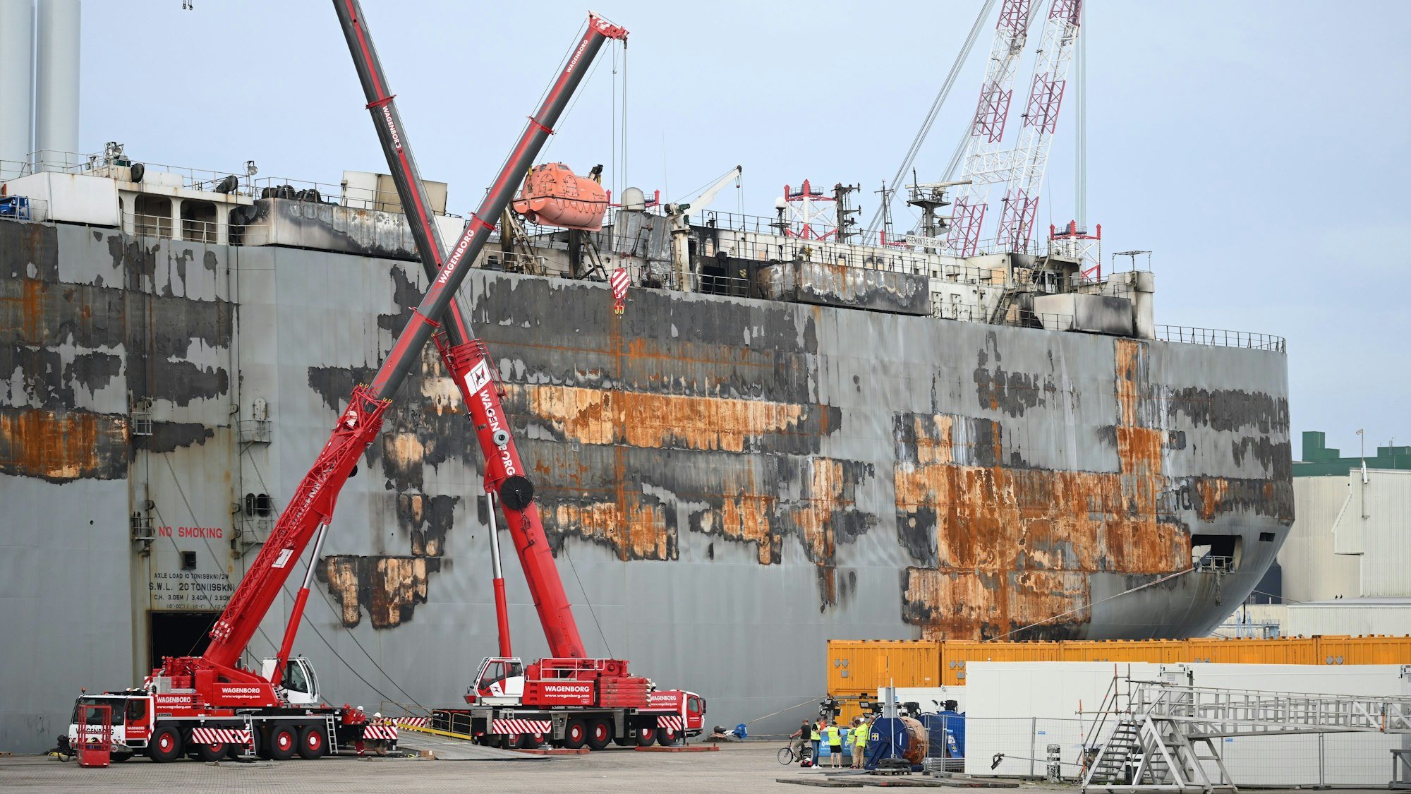 Der schwer beschädigte Autofrachter „Fremantle Highway“ steht im Hafen von Eemshaven an der Nordsee. Er war im Wattenmeer vor den Niederlanden in Brand geraten.