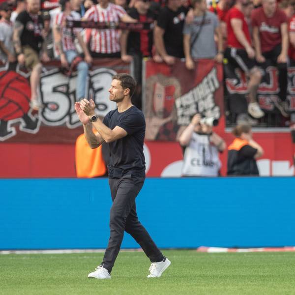 Leverkusens Trainer Xabi Alonso geht nach dem Spiel über den Rasen.