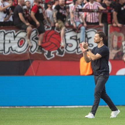 Leverkusens Trainer Xabi Alonso geht nach dem Spiel über den Rasen.