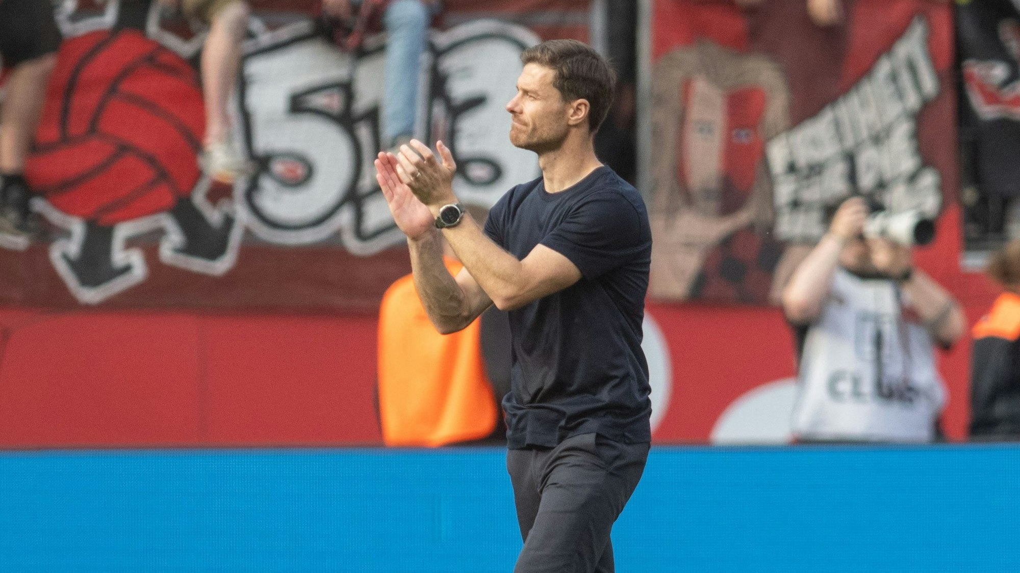 Leverkusens Trainer Xabi Alonso geht nach dem Spiel über den Rasen.