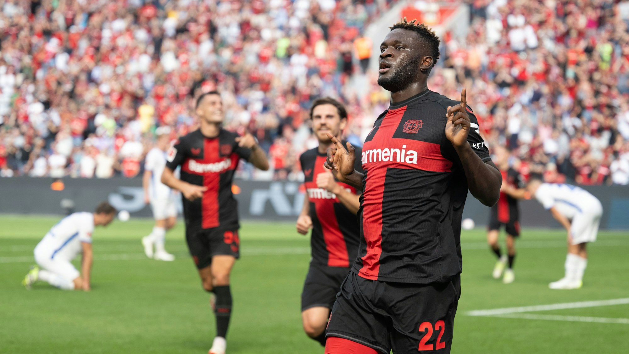 Leverkusens Victor Boniface jubelt über das 1:0.