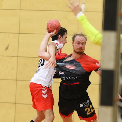 Michael Schneider beim Wurf, sein Gegner zerrt an seinem Trikot.