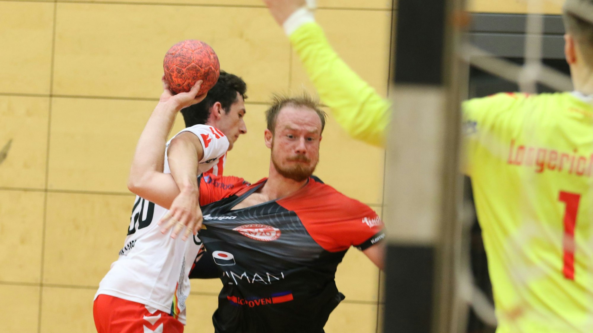 Michael Schneider beim Wurf, sein Gegner zerrt an seinem Trikot.