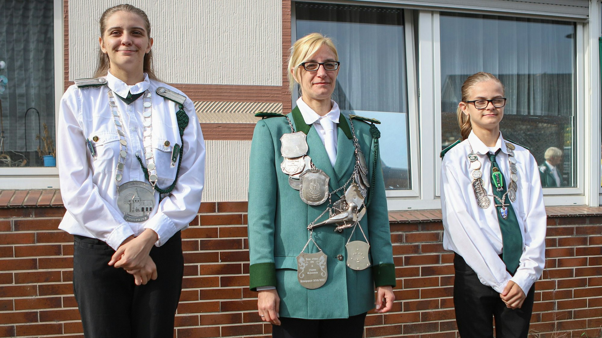 Manuela Dörner (M.) ist neue Schützenkönigin der Rheindorfer Schützenbruderschaft, Danielle Dörner (l.) ist neue Jungprinzessin und Dustin Dörner neuer Schülerprinz.
