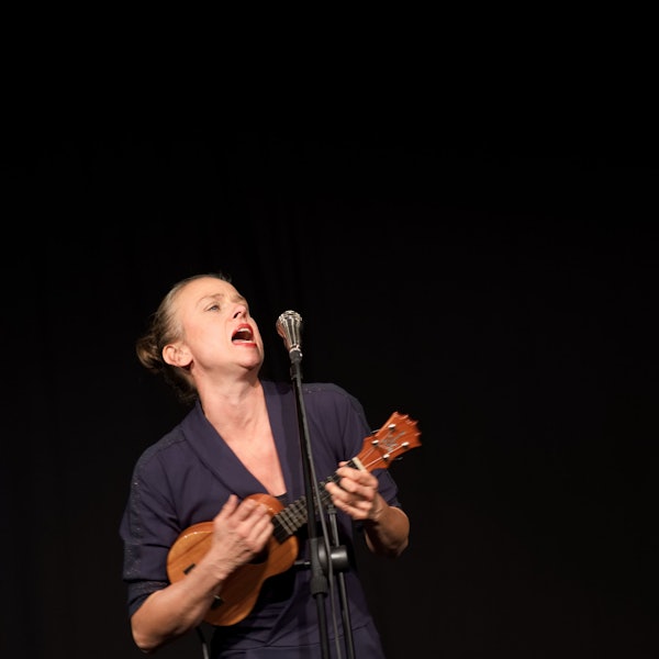 Das Bild zeigt Melanie Haupt auf der Bühne.