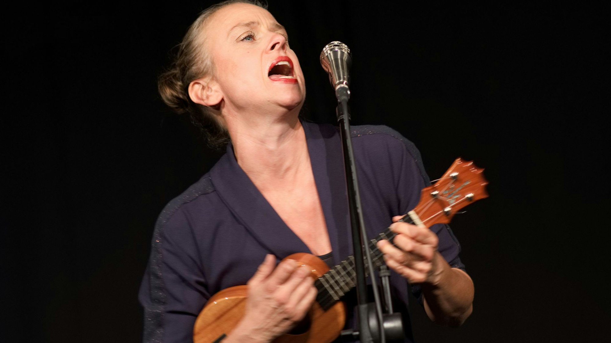 Das Bild zeigt Melanie Haupt auf der Bühne.