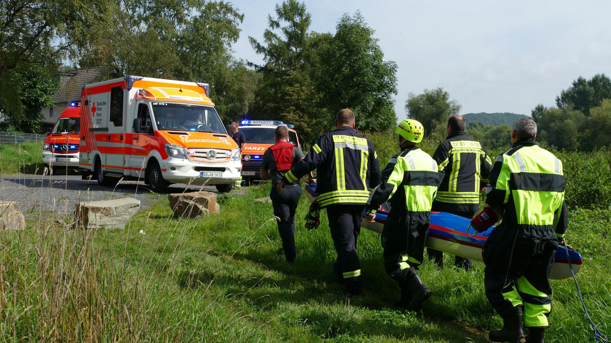 Feuerwehrleute tragen das Kayak des Verunglückten zurück ans Ufer.