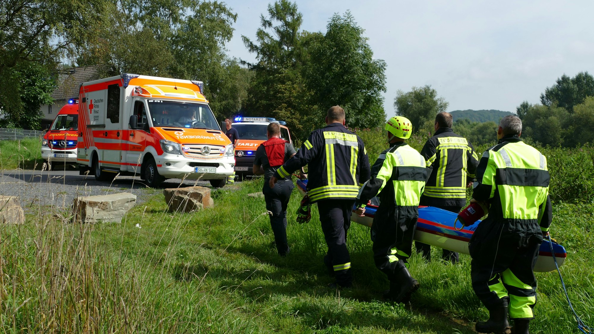 Feuerwehrleute tragen das Kayak des Verunglückten zurück ans Ufer.