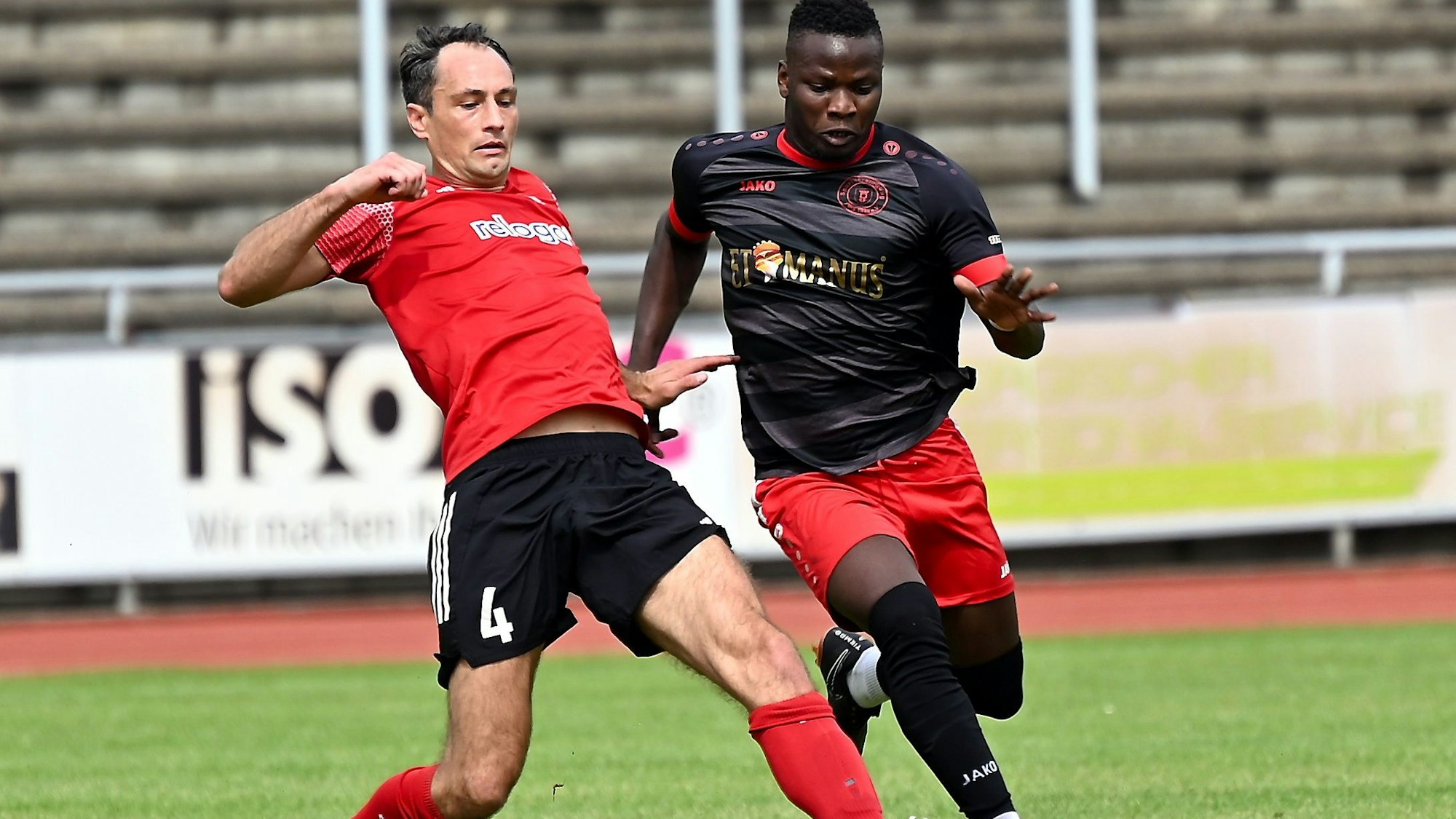 13.08.2023, Fussball-Berg Gladbach 09-SpVg. Porz
links: Andy Habl (Gladb)
rechts: Amadou Camara (Porz)
Foto: Uli Herhaus