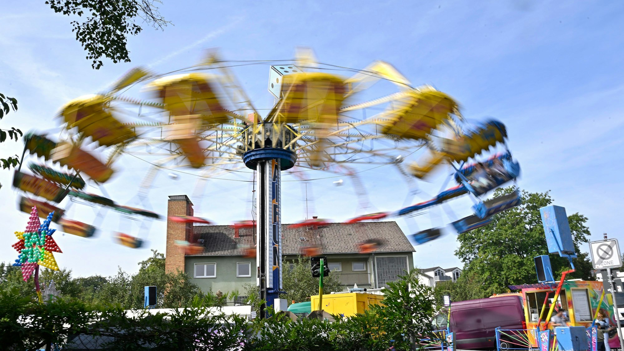 In der Straße An den Gärten in Overath dreht sich rasant ein Fahrgeschäft.