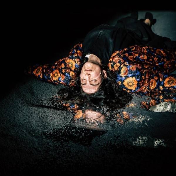 Yazdgerds Tod
مرگ یزدگرد
von Bahram Beyzaie
Regie: Mina Salehpour
Regie: Mina Salehpour
Bühne: Afsoon Pajoufar
Kostüme: Maria Anderski
Musik & Komposition: Sandro Tajouri
Licht: Jan Steinfatt
Dramaturgie: Lea Goebel
Foto: Andreas Schlager