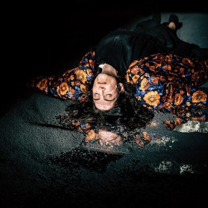 Yazdgerds Tod
مرگ یزدگرد
von Bahram Beyzaie
Regie: Mina Salehpour
Regie: Mina Salehpour
Bühne: Afsoon Pajoufar
Kostüme: Maria Anderski
Musik & Komposition: Sandro Tajouri
Licht: Jan Steinfatt
Dramaturgie: Lea Goebel
Foto: Andreas Schlager