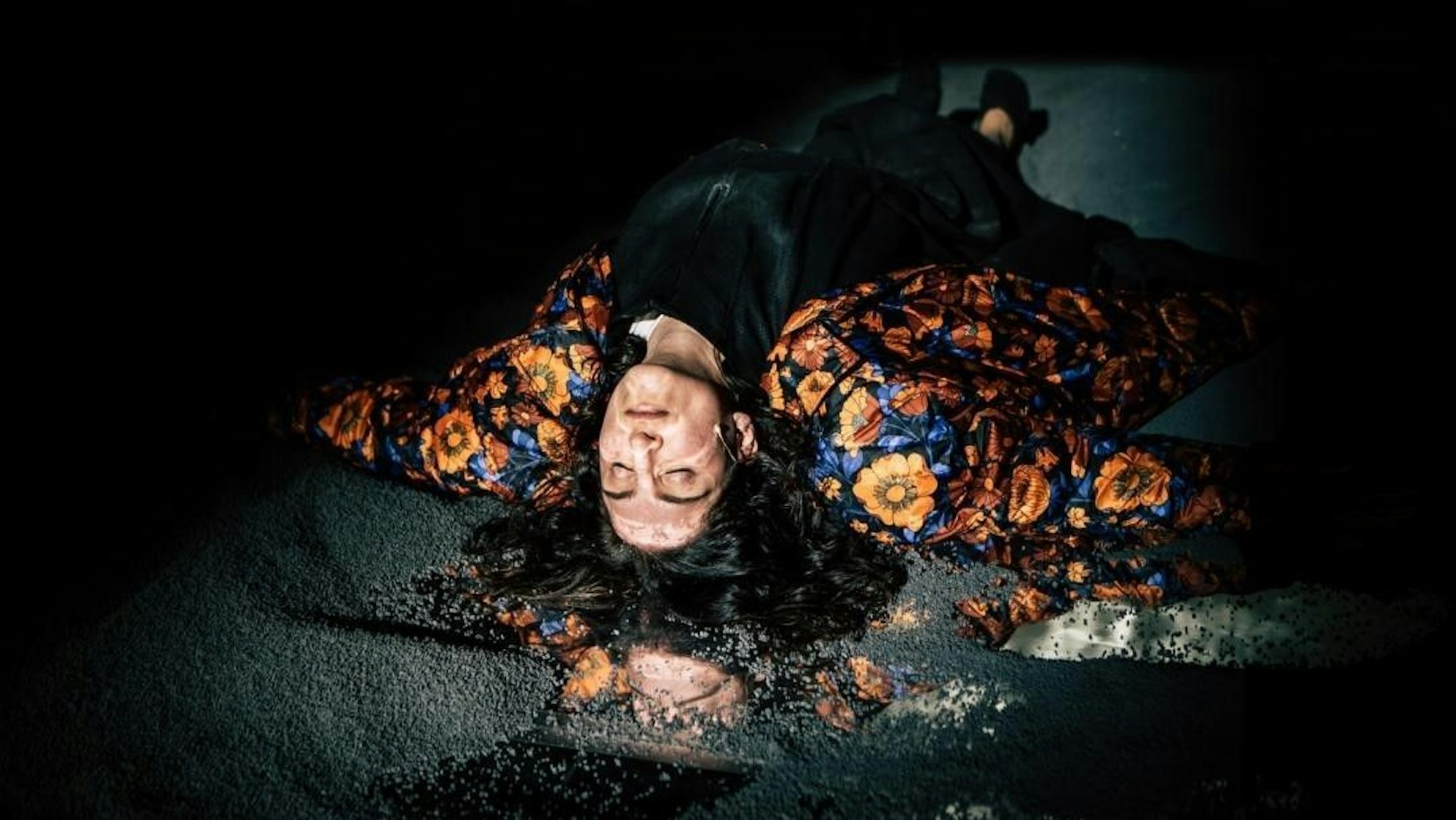 Yazdgerds Tod
مرگ یزدگرد
von Bahram Beyzaie
Regie: Mina Salehpour
Regie: Mina Salehpour
Bühne: Afsoon Pajoufar
Kostüme: Maria Anderski
Musik & Komposition: Sandro Tajouri
Licht: Jan Steinfatt
Dramaturgie: Lea Goebel
Foto: Andreas Schlager