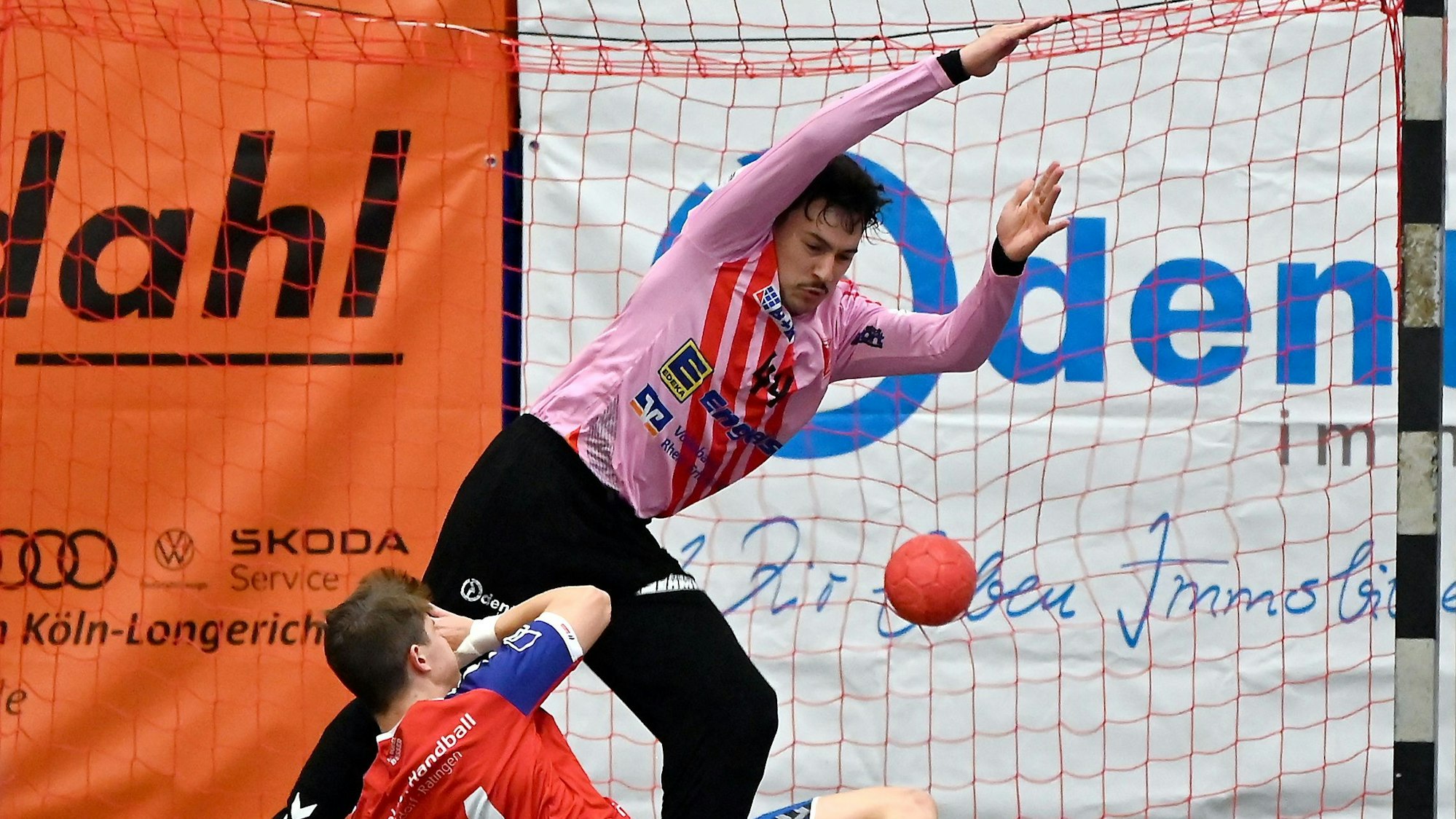 01.09.2023, Handball-Longericher SC Köln-Düsseldorf
Torwart Elvan Kromberg (Longerich) hält den Ball
Foto: Uli Herhaus