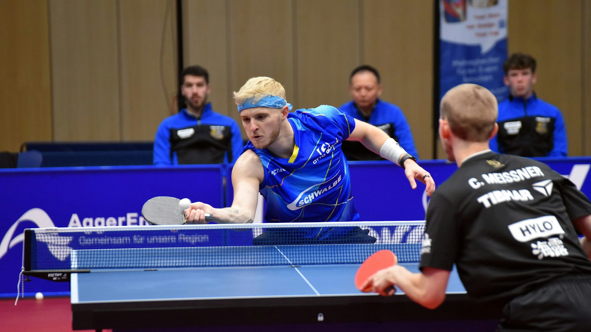 Tischtennisspieler Romain Ruiz in Aktion gegen Cedric Meissner.