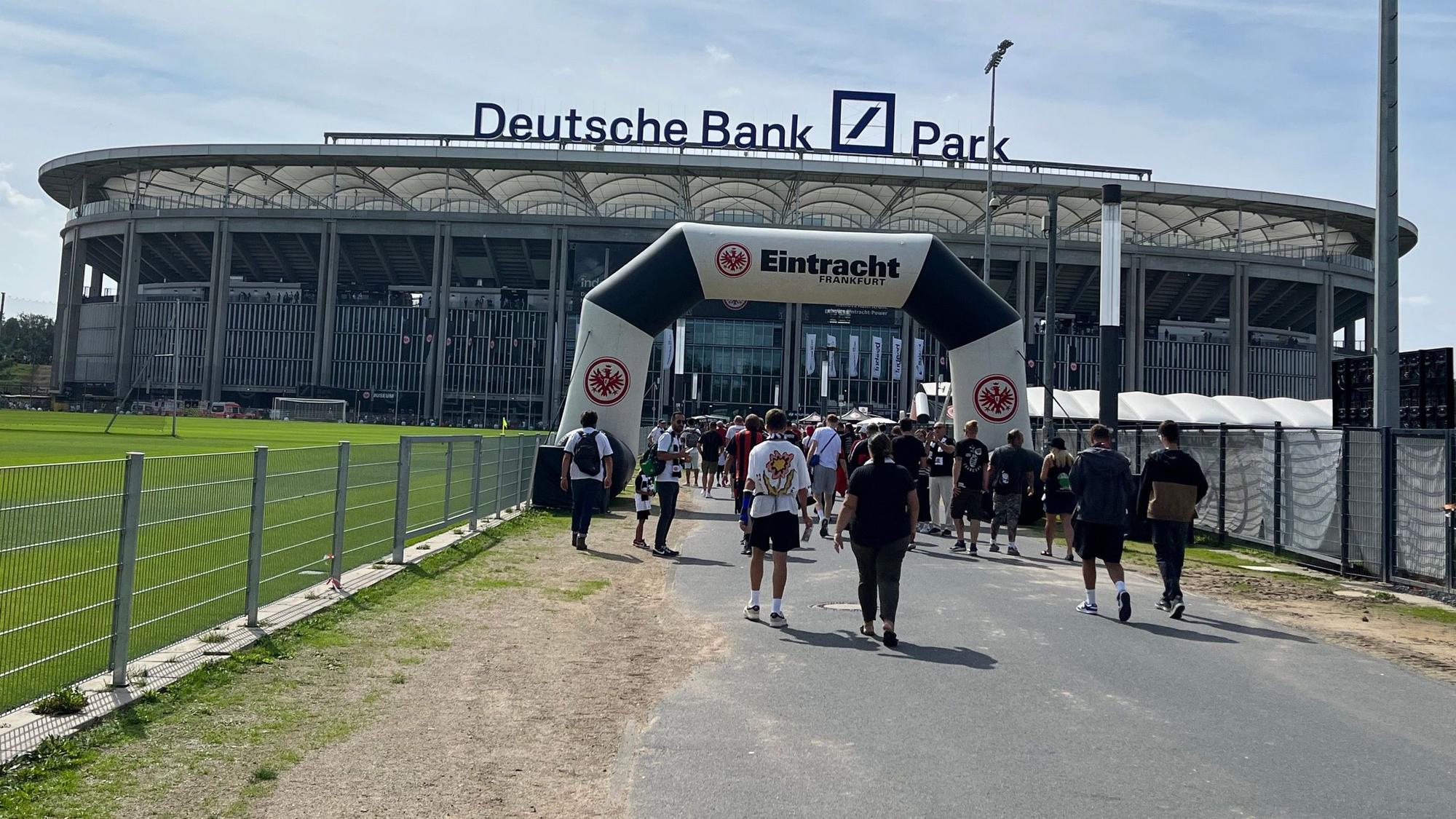 Fans auf dem Weg zum Deutsche Bank Park vor der Partie des 1. FC Köln gegen Eintracht Frankfurt.