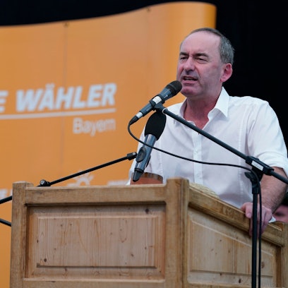 03.09.2023, Bayern, Keferloh: Hubert Aiwanger, Bundesvorsitzender der Freien Wähler, stellvertretender Ministerpräsident von Bayern und bayerischer Staatsminister für Wirtschaft, Landentwicklung und Energie, spricht beim Volksfest in Keferloh bei München. Söder hält an seinem Stellvertreter Aiwanger (Freie Wähler) fest. Eine Entlassung wäre aus seiner Sicht nicht verhältnismäßig, sagte Söder am Sonntag bei einer Pressekonferenz in München. Vor seiner Entscheidung habe er ein langes Gespräch mit Aiwanger geführt. Foto: Uwe Lein/dpa +++ dpa-Bildfunk +++