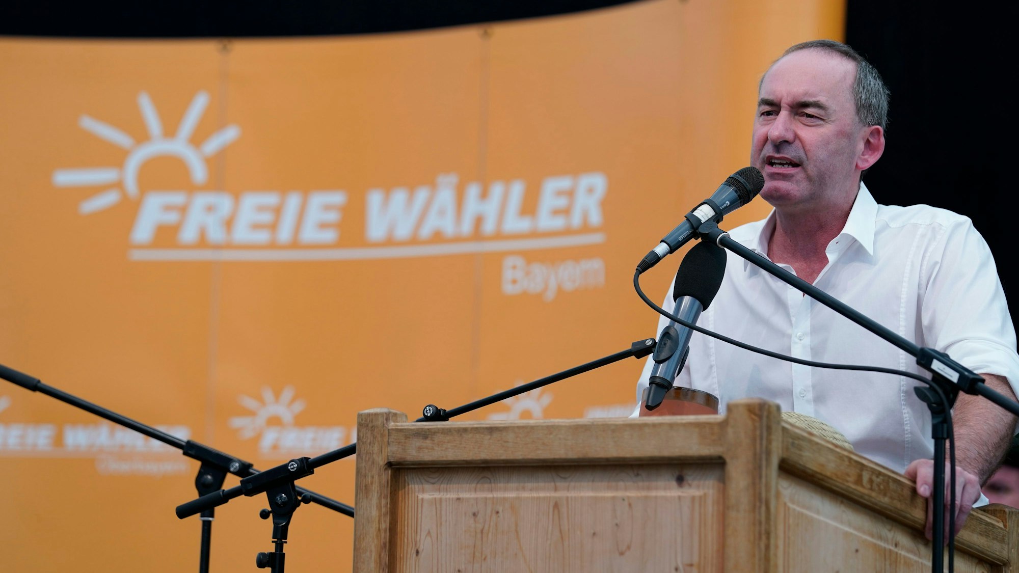 03.09.2023, Bayern, Keferloh: Hubert Aiwanger, Bundesvorsitzender der Freien Wähler, stellvertretender Ministerpräsident von Bayern und bayerischer Staatsminister für Wirtschaft, Landentwicklung und Energie, spricht beim Volksfest in Keferloh bei München. Söder hält an seinem Stellvertreter Aiwanger (Freie Wähler) fest. Eine Entlassung wäre aus seiner Sicht nicht verhältnismäßig, sagte Söder am Sonntag bei einer Pressekonferenz in München. Vor seiner Entscheidung habe er ein langes Gespräch mit Aiwanger geführt. Foto: Uwe Lein/dpa +++ dpa-Bildfunk +++