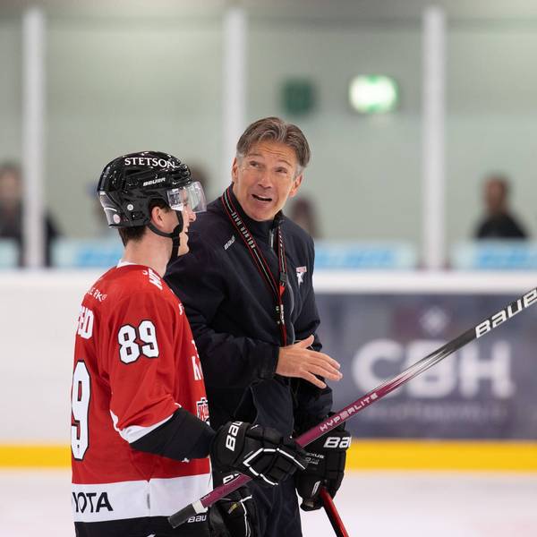 Gregor Macleod und Haie-Trainer Uwe Krupp.