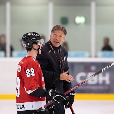 Gregor Macleod und Haie-Trainer Uwe Krupp.