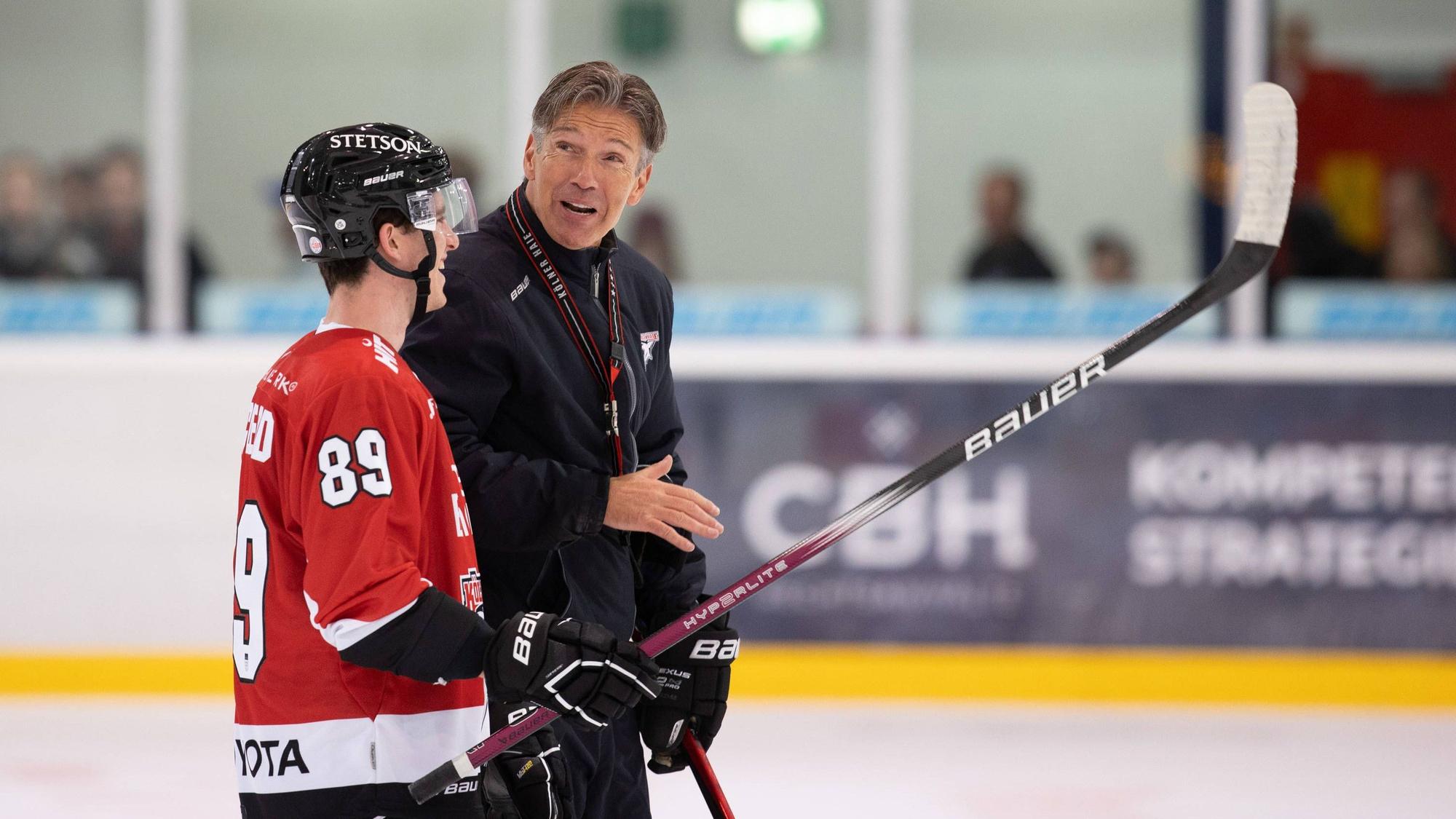 Gregor Macleod und Haie-Trainer Uwe Krupp.
