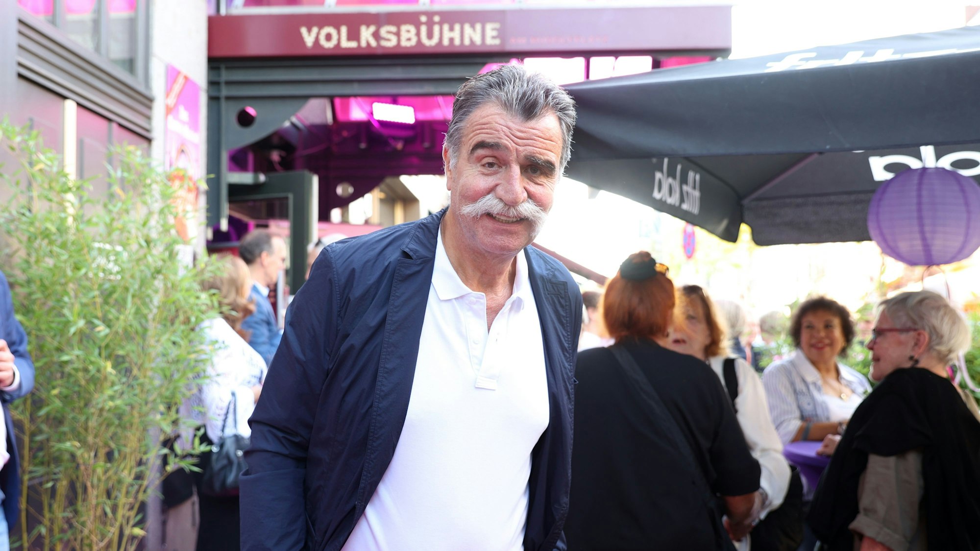 Heiner Brand vor der Volksbühne.