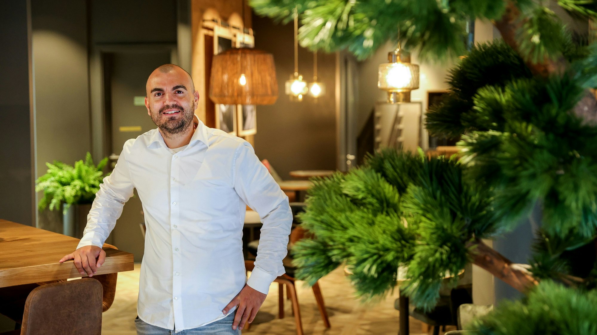 Marco Lucian Frühauf steht in dem Café.