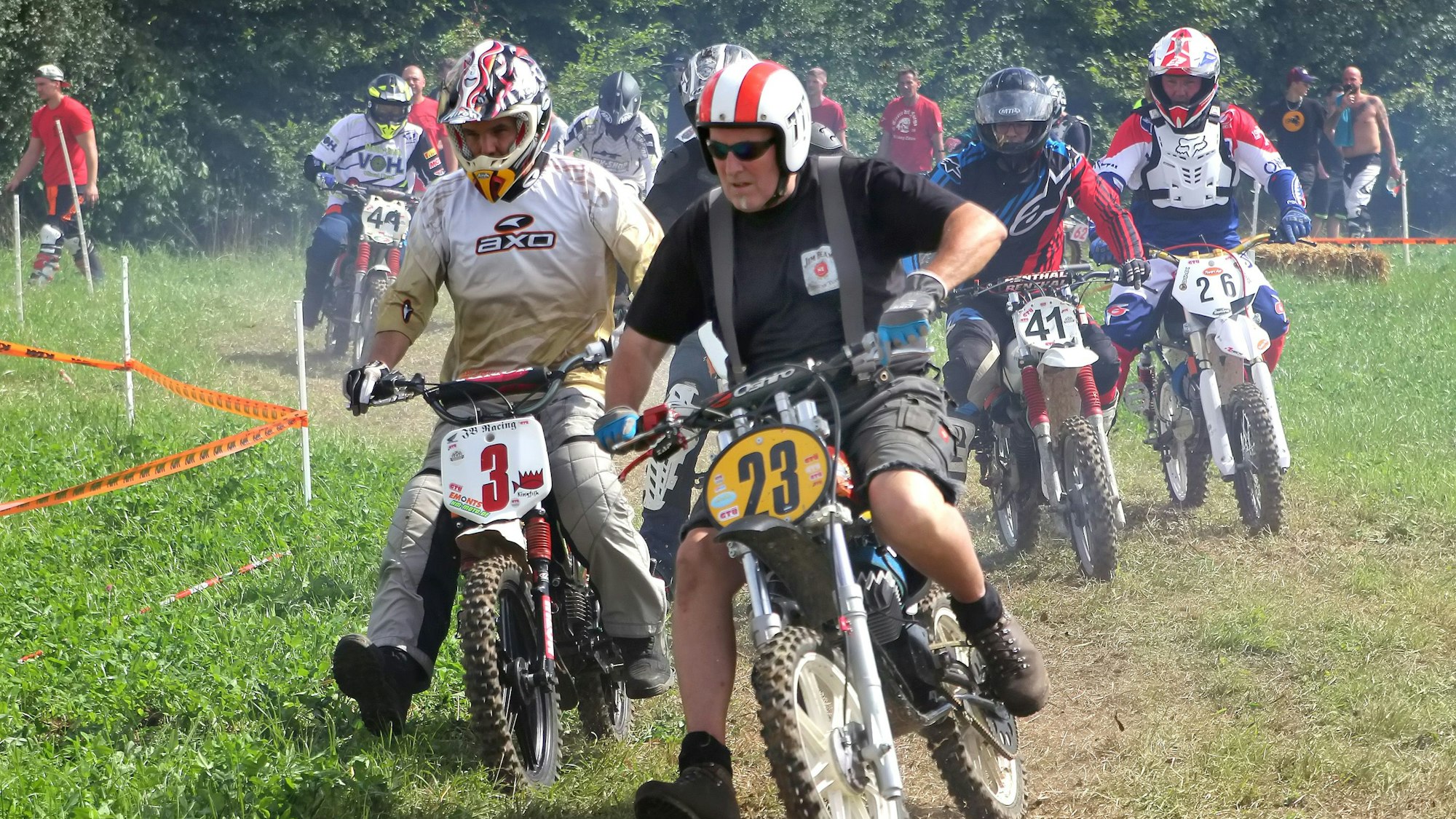 Mofafahrer fahren über eine Wiese am Gut Giffelsberg.
