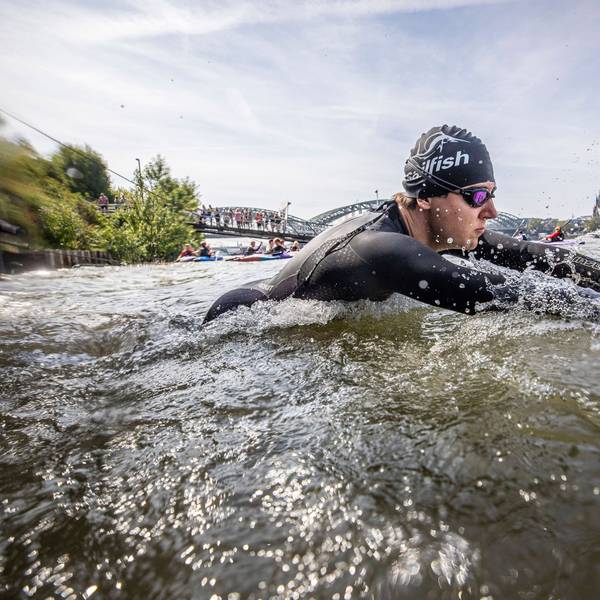 Eine Besonderheit des Köln-Triathlons ist die Schwimmstrecke im Rhein.